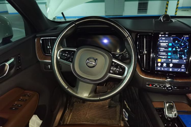 Used Volvo XC60 2022 B5 4x4 Smart Luxury Edition Steering Wheel