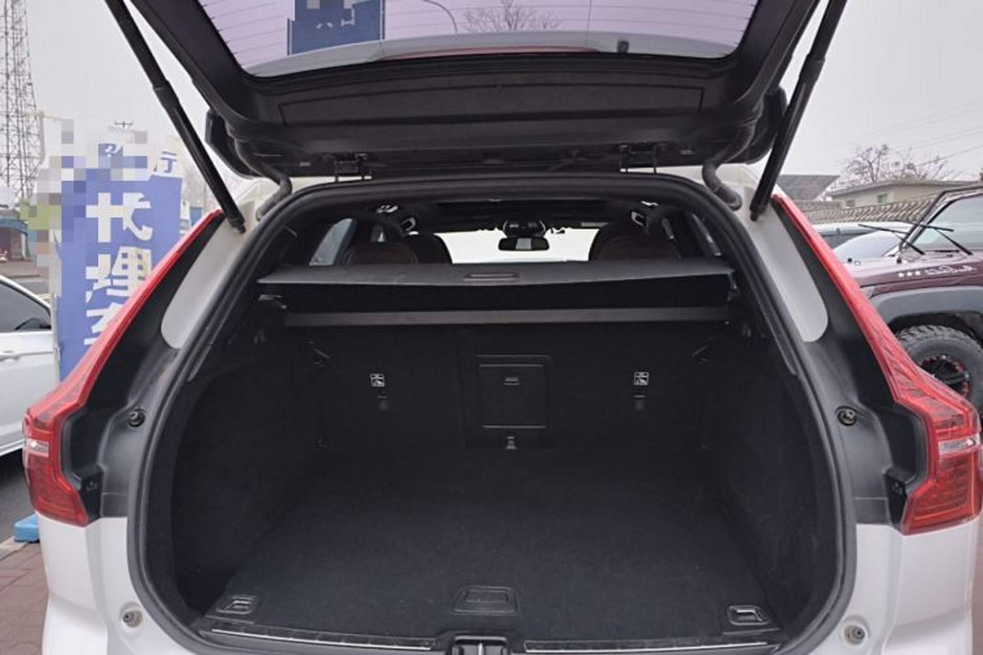 Used Volvo XC60 2022 B5 4x4 Zhiyi Luxury Edition Trunk