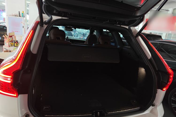 Used Volvo XC60 2022 B5 4x4 Smart Luxury Edition Trunk