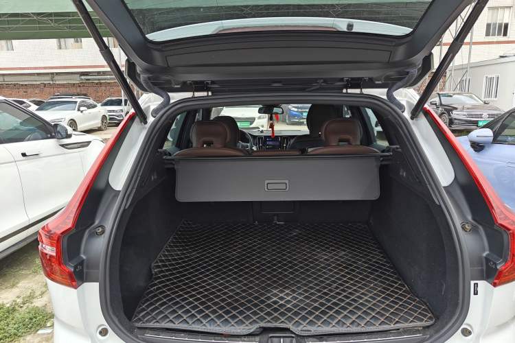 Used Volvo XC60 2022 B5 4x4 Zhiyi Luxury Edition Trunk