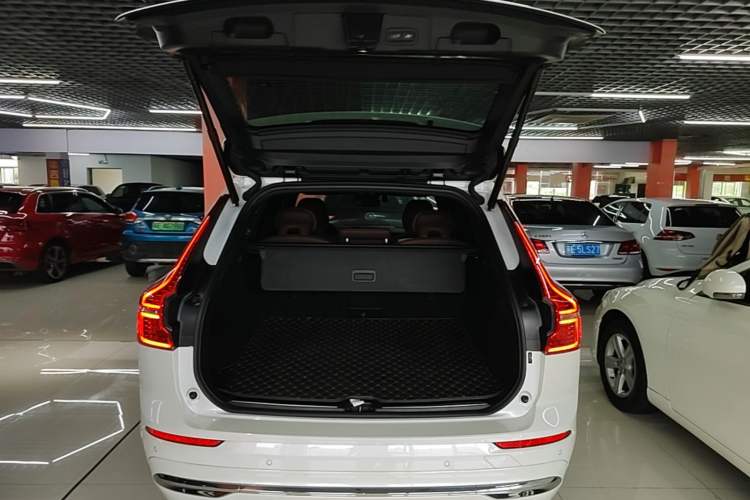 Used Volvo XC60 2022 B5 4x4 Smart Luxury Edition Trunk