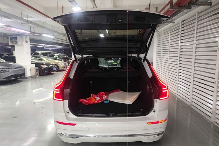 Used Volvo XC60 2022 B5 4x4 Zhiyi Luxury Edition Trunk