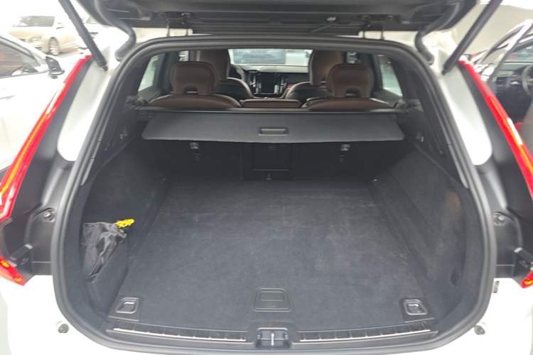 Used Volvo XC60 2022 B5 4x4 Smart Luxury Edition Trunk