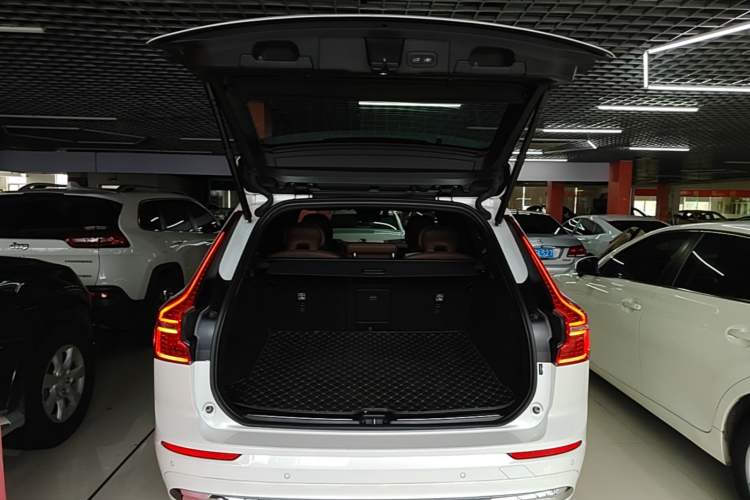 Used Volvo XC60 2022 B5 4x4 Smart Luxury Edition Trunk