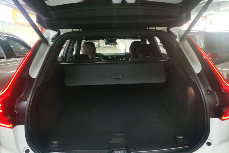 Used Volvo XC60 2022 B5 4x4 Zhiyi Luxury Edition Trunk