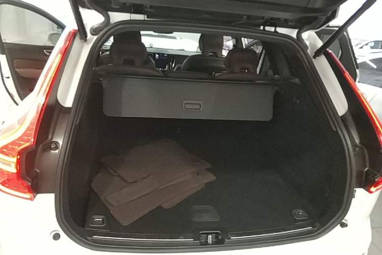 Used Volvo XC60 2022 B5 4x4 Smart Luxury Edition Trunk