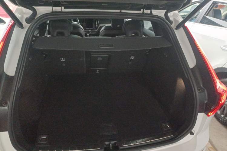 Used Volvo XC60 2022 B5 4x4 Smart & Advanced Sport Edition Trunk
