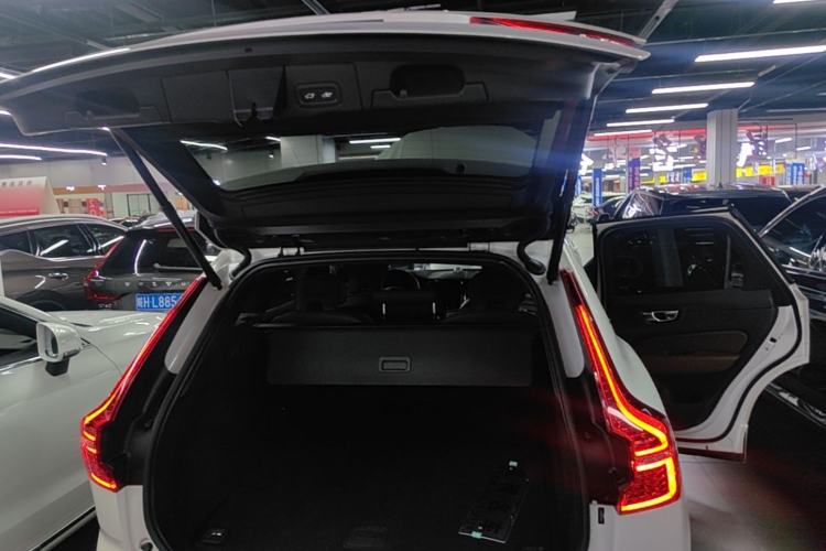 Used Volvo XC60 2022 B5 4x4 Smart Luxury Edition Trunk
