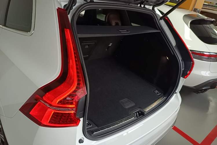 Used Volvo XC60 2022 B5 4x4 Smart Luxury Edition Trunk