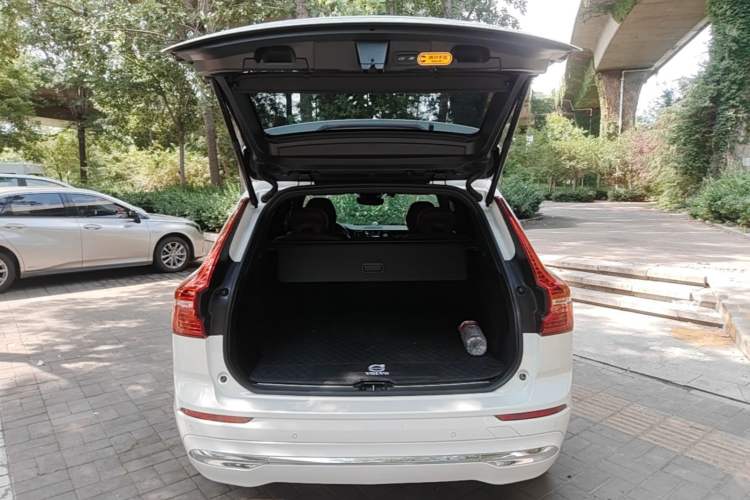 Used Volvo XC60 2022 B5 4x4 Smart Luxury Edition Trunk