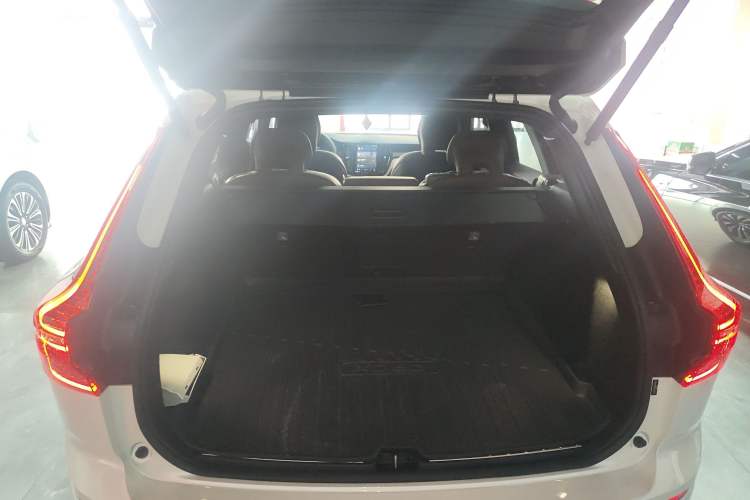 Used Volvo XC60 2022 B5 4x4 Smart Luxury Edition Trunk