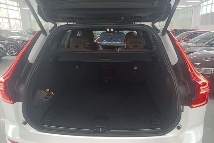 Used Volvo XC60 2022 B5 4x4 Smart Luxury Edition Trunk