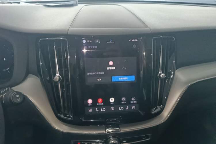 Used Volvo XC60 2023 B5 4x4 Smart Luxury Edition Audio And AC Panel