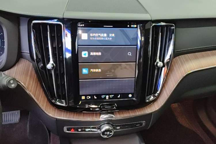 Used Volvo XC60 2023 B5 4x4 Smart Luxury Edition Audio And AC Panel