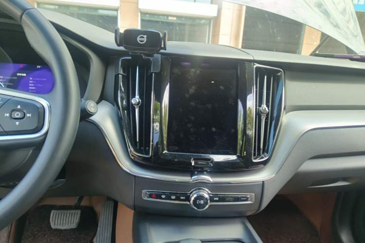Used Volvo XC60 2023 B5 4x4 Smart Luxury Edition Audio And AC Panel