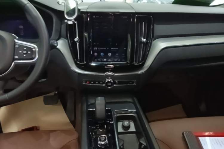 Used Volvo XC60 2023 B5 4x4 Smart Luxury Edition Audio And AC Panel