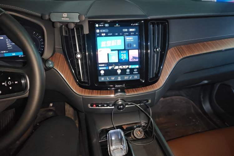 Used Volvo XC60 2023 B5 4x4 Smart Luxury Edition Audio And AC Panel