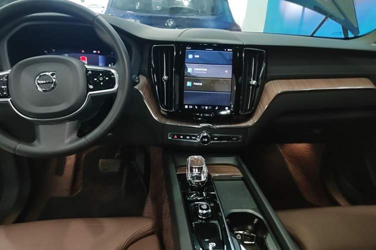 Used Volvo XC60 2023 B5 4x4 Smart Luxury Edition Audio And AC Panel