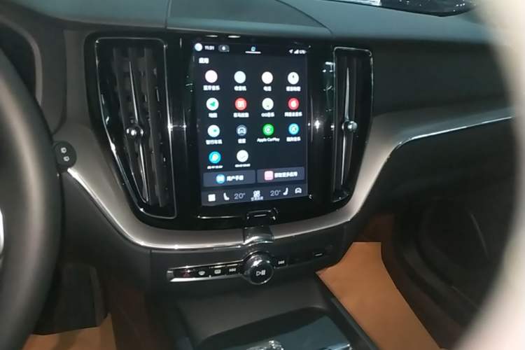 Used Volvo XC60 2023 B5 4x4 Smart Luxury Edition Audio And AC Panel