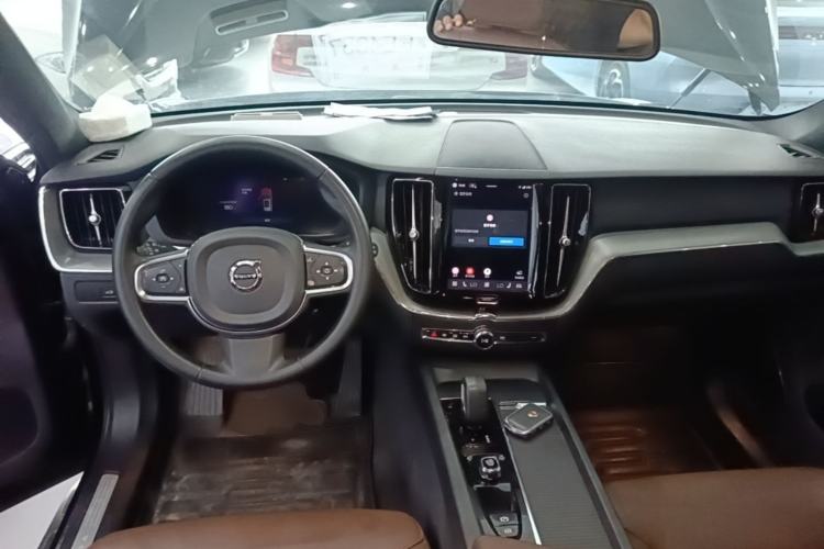 Used Volvo XC60 2023 B5 4x4 Smart Luxury Edition Center Console