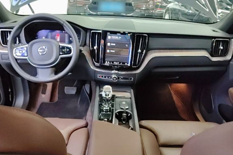 Used Volvo XC60 2023 B5 4x4 Smart Luxury Edition Center Console