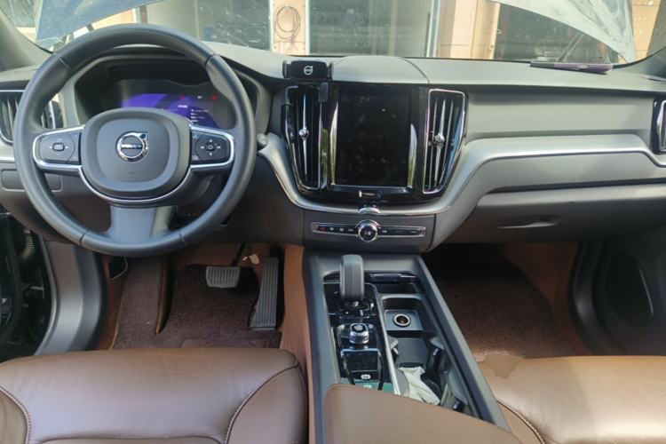 Used Volvo XC60 2023 B5 4x4 Smart Luxury Edition Center Console