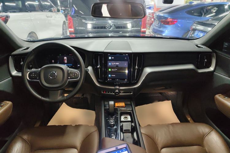 Used Volvo XC60 2023 B5 4x4 Smart Luxury Edition Center Console