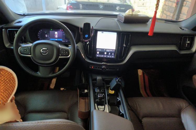 Used Volvo XC60 2023 B5 4x4 Smart Luxury Edition Center Console