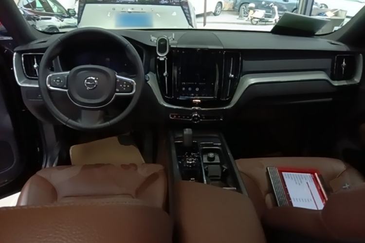 Used Volvo XC60 2023 B5 4x4 Smart Luxury Edition Center Console