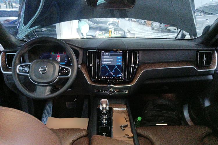 Used Volvo XC60 2023 B5 4x4 Smart Luxury Edition Center Console
