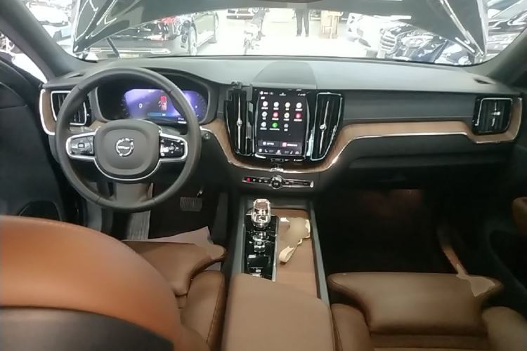 Used Volvo XC60 2023 B5 4x4 Smart Luxury Edition Center Console