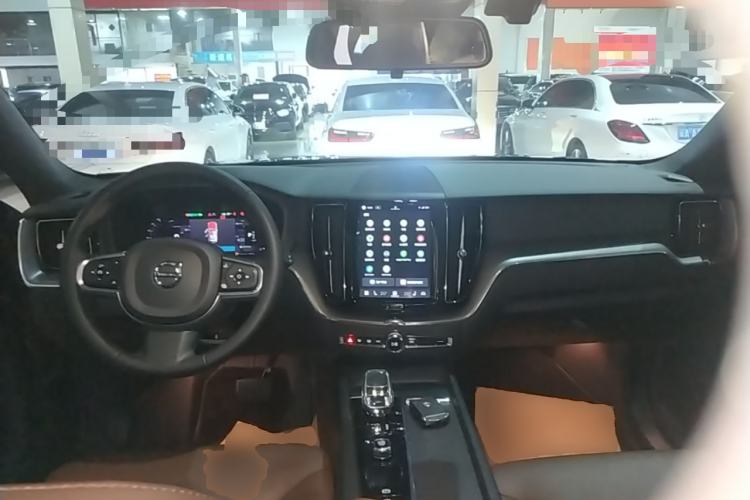 Used Volvo XC60 2023 B5 4x4 Smart Luxury Edition Center Console