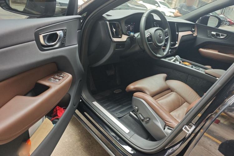 Used Volvo XC60 2023 B5 4x4 Smart Luxury Edition Driver Seat