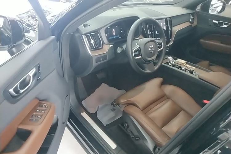 Used Volvo XC60 2023 B5 4x4 Smart Luxury Edition Driver Seat