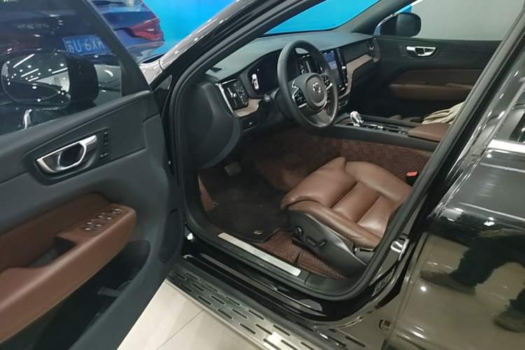 Used Volvo XC60 2023 B5 4x4 Smart Luxury Edition Driver Seat