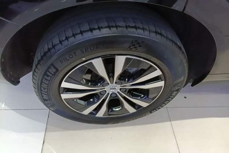 Used Volvo XC60 2023 B5 4x4 Smart Luxury Edition Exterior 5