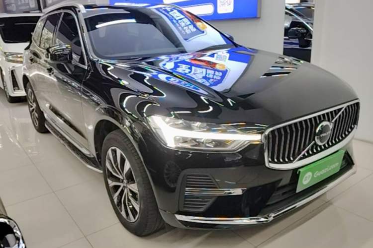 Used Volvo XC60 2023 B5 4x4 Smart Luxury Edition Front Right 45 Deg