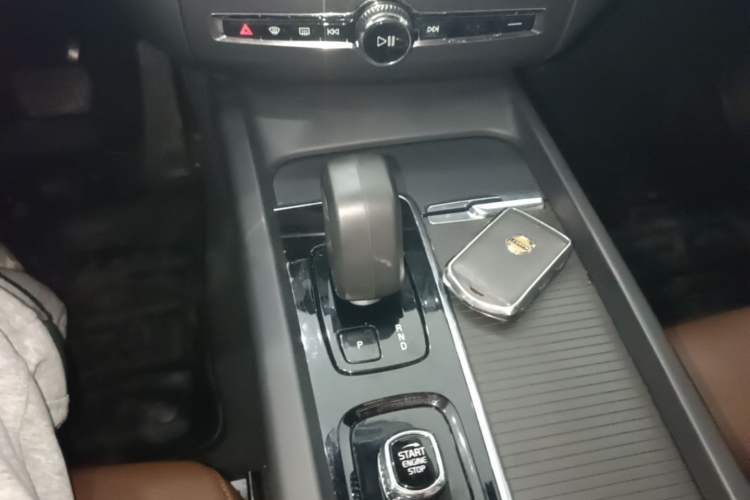 Used Volvo XC60 2023 B5 4x4 Smart Luxury Edition Gear Lever