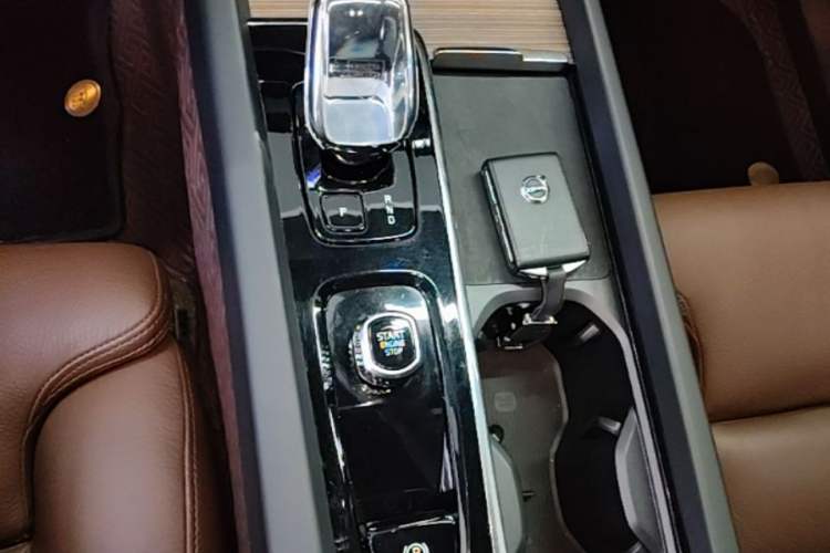 Used Volvo XC60 2023 B5 4x4 Smart Luxury Edition Gear Lever