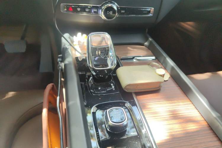 Used Volvo XC60 2023 B5 4x4 Smart Luxury Edition Gear Lever