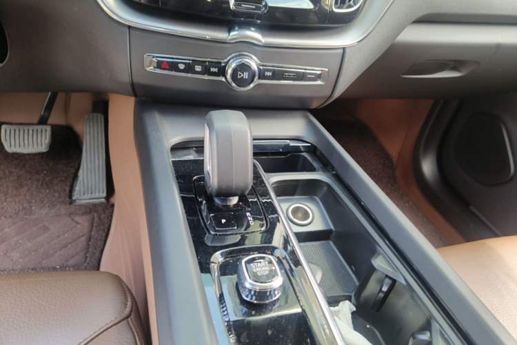 Used Volvo XC60 2023 B5 4x4 Smart Luxury Edition Gear Lever