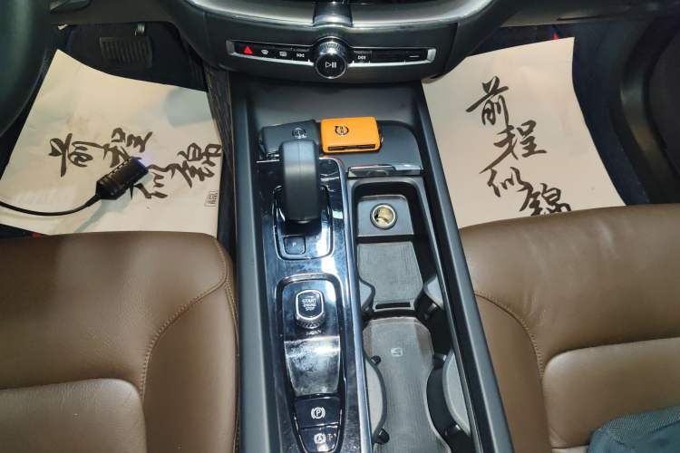 Used Volvo XC60 2023 B5 4x4 Smart Luxury Edition Gear Lever