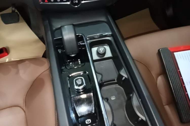 Used Volvo XC60 2023 B5 4x4 Smart Luxury Edition Gear Lever