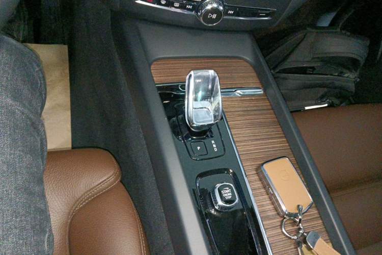 Used Volvo XC60 2023 B5 4x4 Smart Luxury Edition Gear Lever