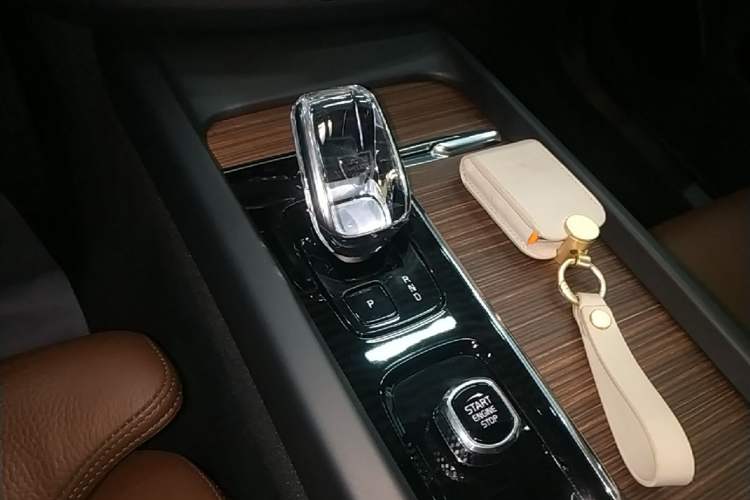 Used Volvo XC60 2023 B5 4x4 Smart Luxury Edition Gear Lever