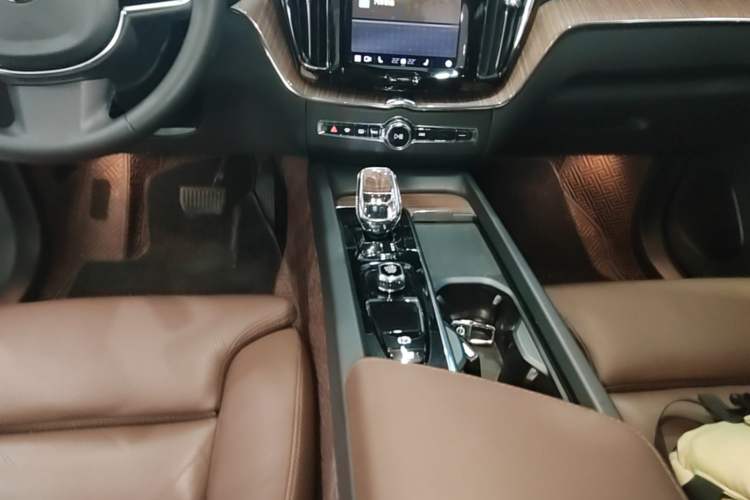 Used Volvo XC60 2023 B5 4x4 Smart Luxury Edition Gear Lever