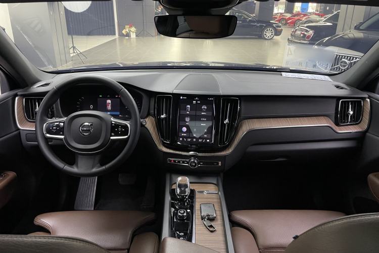 Used Volvo XC60 2023 B5 4x4 Smart Luxury Edition Interior 1