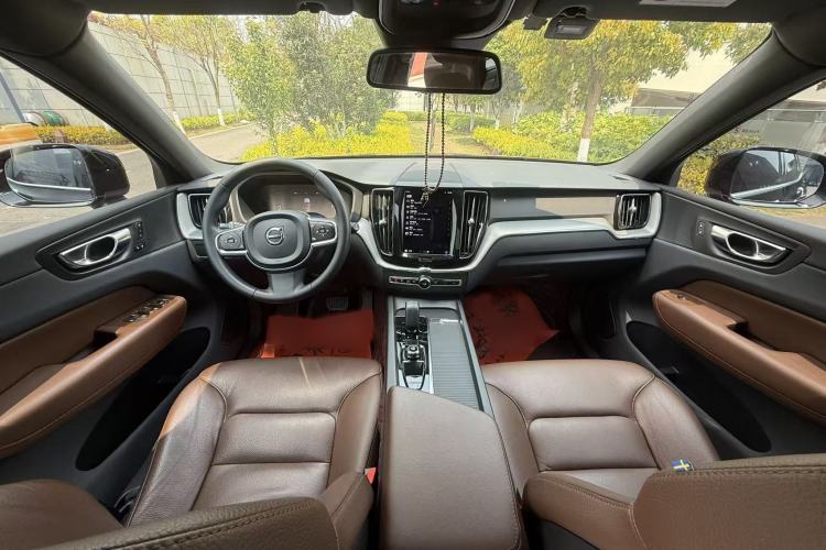 Used Volvo XC60 2023 B5 4x4 Smart Luxury Edition Interior 1