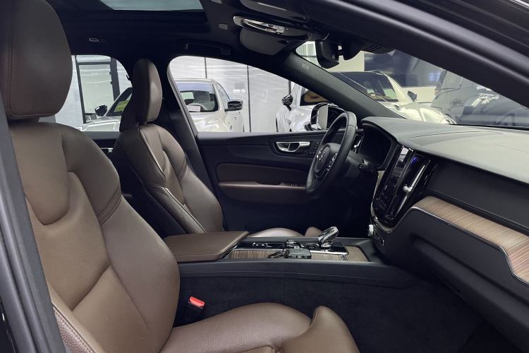 Used Volvo XC60 2023 B5 4x4 Smart Luxury Edition Interior 10