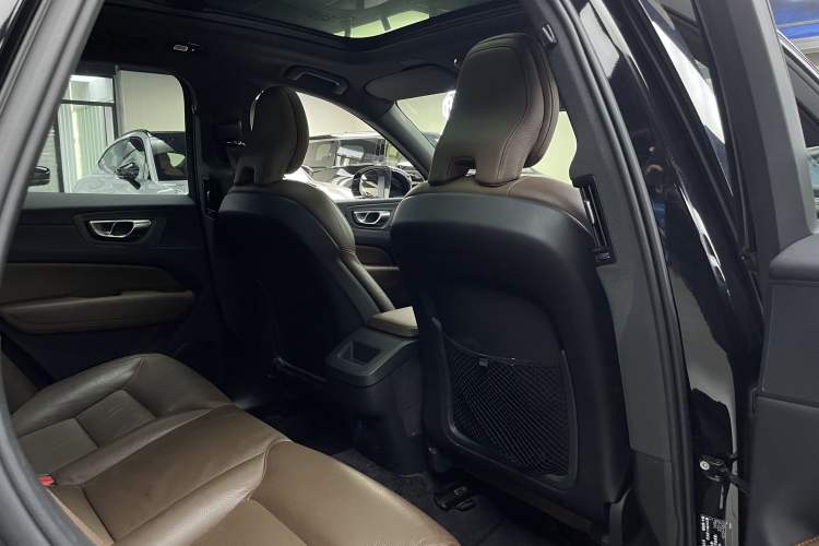 Used Volvo XC60 2023 B5 4x4 Smart Luxury Edition Interior 12